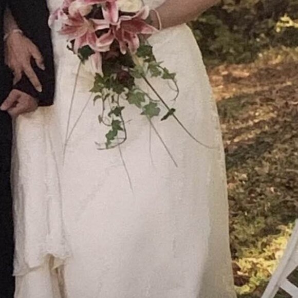 Alfred Angelo ivory halter neck, figure-flattering for curvy bride. Size 20W - Picture 11 of 11